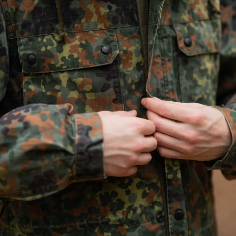 Militära jackor vs civila jackor: Vad är skillnaden?