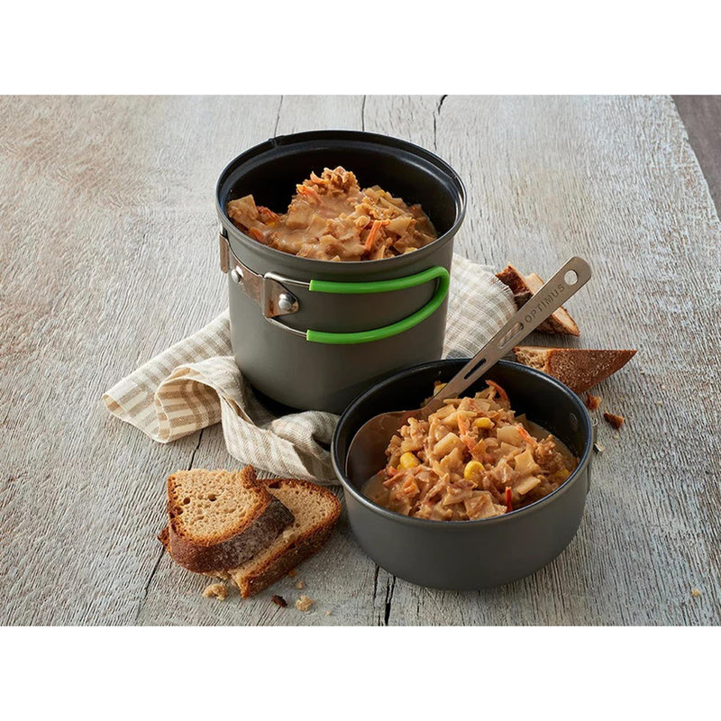 Trek'n äter vegetarisk måltid potatisgryta med lök dehydratiserad campingmat