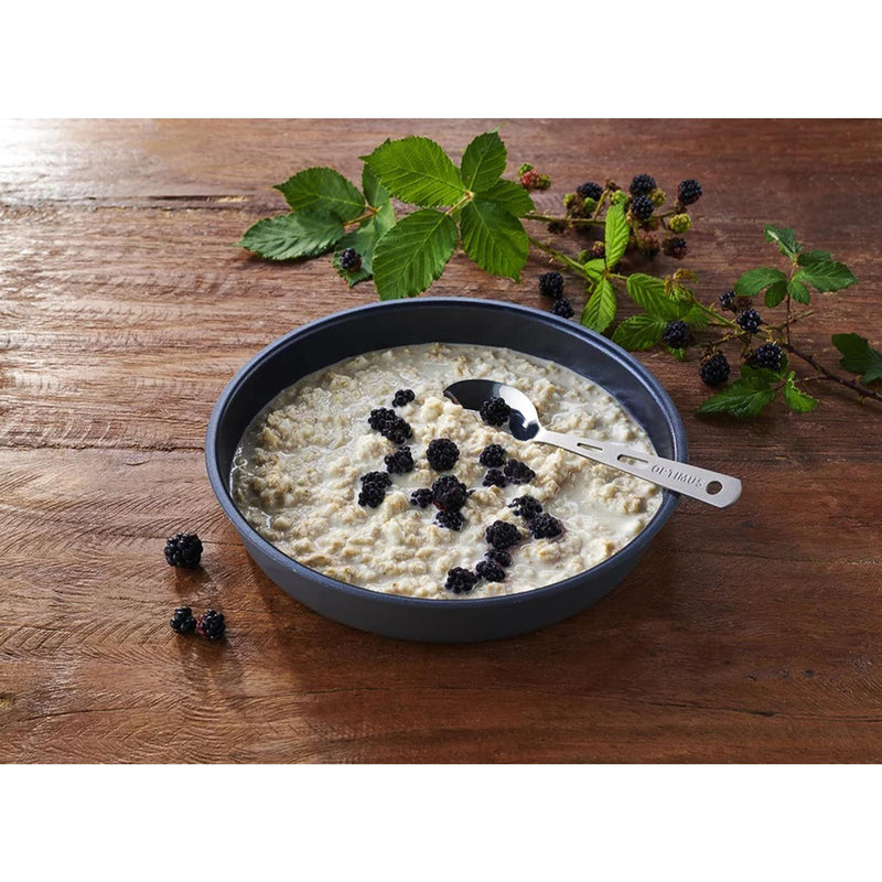 Trek'n äter frukostmåltid Proteingröt Dehydratiserad utomhuscampingmat