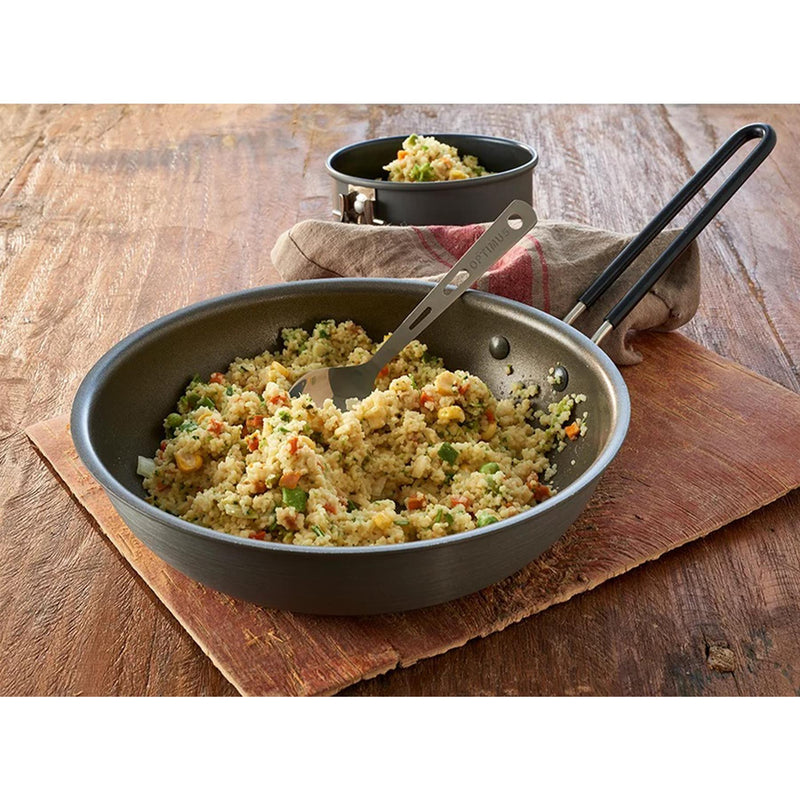 Trek'n äter vegetarisk måltid vegetabilisk couscous överlevnad camping utomhus mre mat