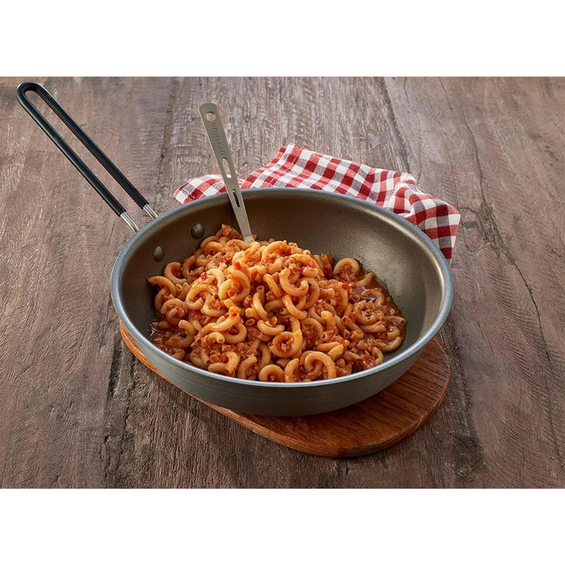 Trek'n äter vegetarisk måltid bolognese nudlar camping utomhus överlevnad mat
