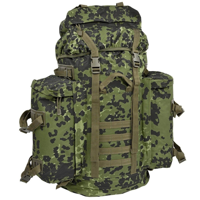 Stor A.Blochl M84 camo bergsvandring dagsryggsäck med vadderade remmar, höftbälte, MOLLE-öglor och flera fack för vandringsutrustning.
