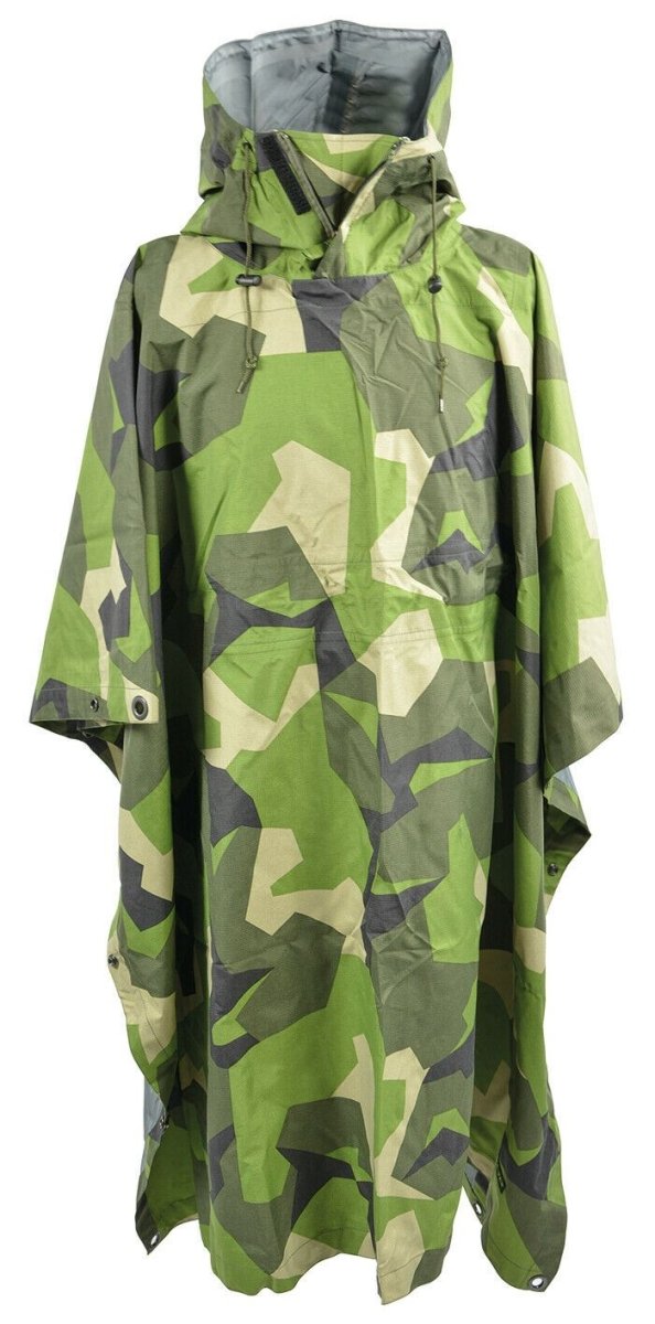 Ale-Tex trelagers vattentät armyponcho med M90-kamouflage, huva, dragkedja i halsen och vindtät design.