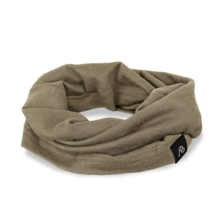Kaki snood med märkesetikett på vit bakgrund