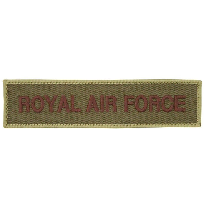 Äkta British Army Royal Air Force tygmärke med broderade RAF-beteckningar i militärgröna och bruna färger