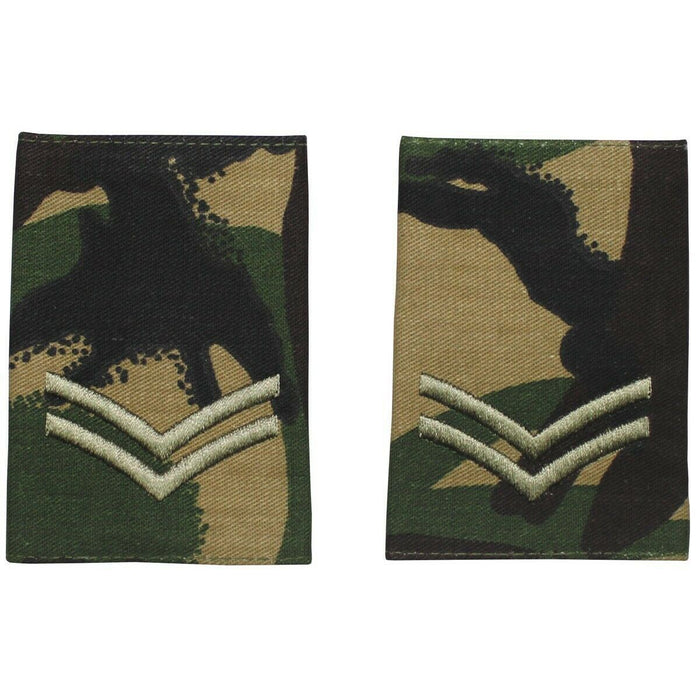 Ett par äkta brittiska armékorprala axelöglor med DPM-kamouflage och broderade rankinsignier