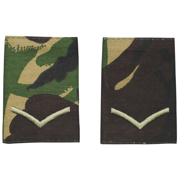 Ett par äkta brittiska armé-underkorporals axelöglor i DMP-kamouflagetyg med broderade rangbeteckningar.
