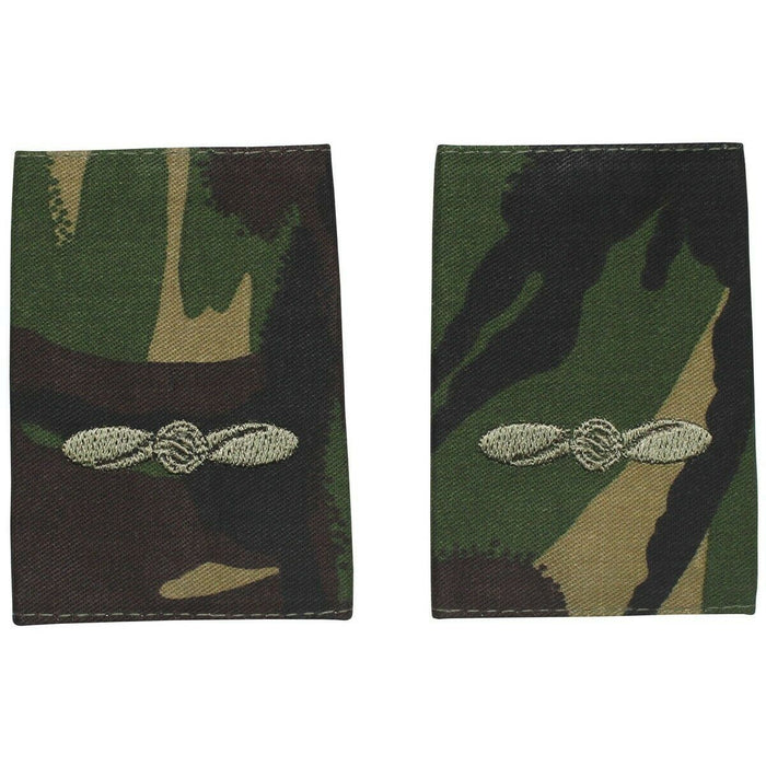 Ett par äkta brittiska armé-axelslingor med kamouflage med Leading Aircraftman-insignier broderade i silvertråd