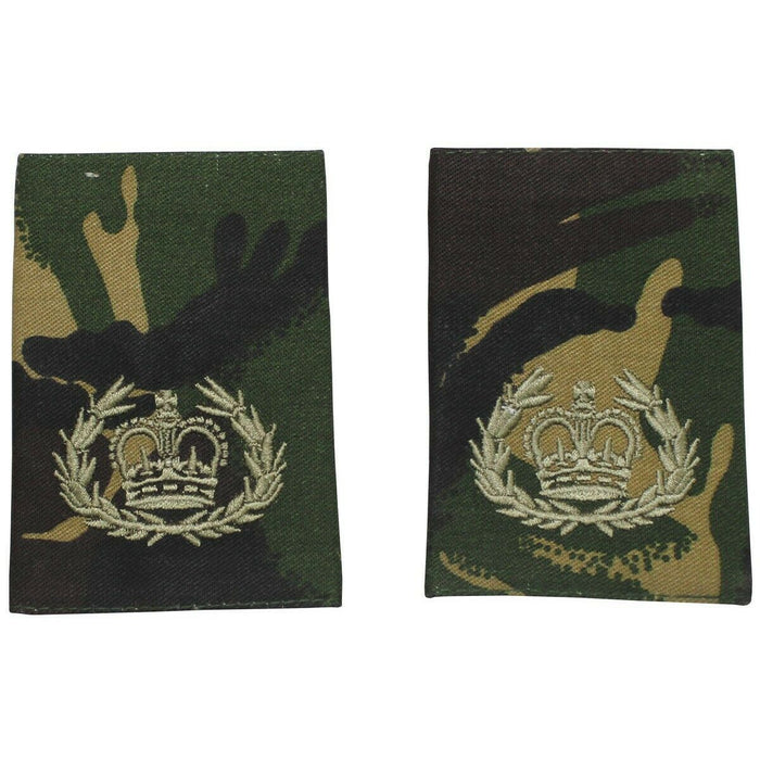 Ett par äkta brittiska armékvartermästarsergeant axelöglor i DPM-kamouflage med broderade krontecken