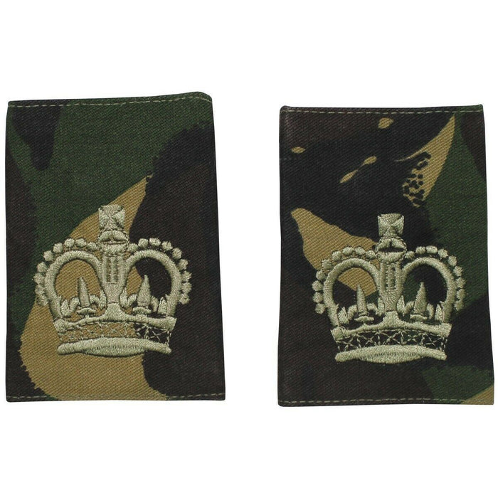 Äkta brittiska armésergeant major axelöglor med krontecken på DPM kamouflagetygepauler.