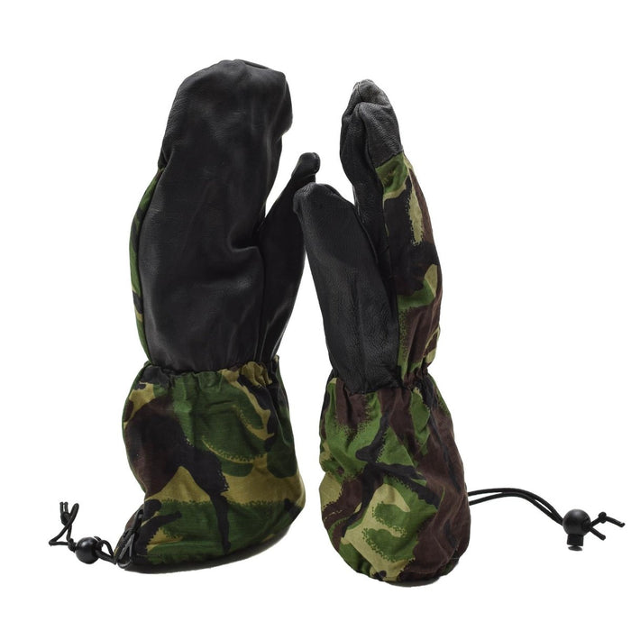 Äkta British Army-vantar med läderhandtag i DPM-kamouflage, designade för hållbarhet och skydd mot kallt väder.