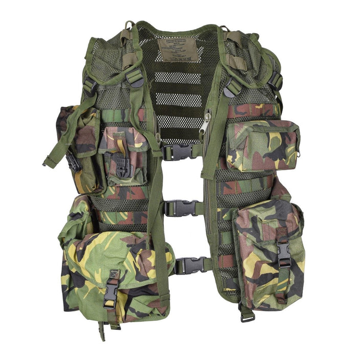 Dutch Military Tactical Väst med 7 modulära MOLLE-påsar i woodland DMP-kamouflage, andningsbar och justerbar design.