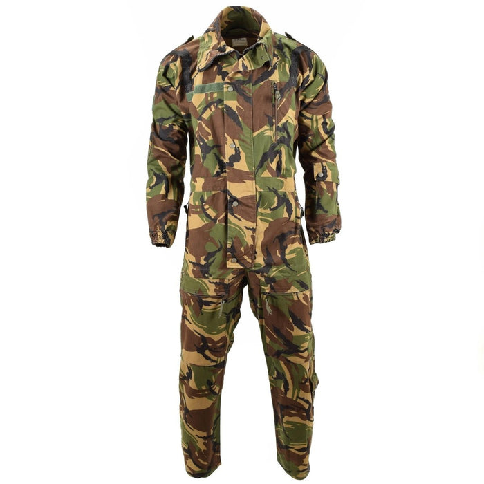 Äkta holländsk militäröverskottstankeroverall i DPM-kamouflage med hög hals och blixtlåsstängning med stormklaff.