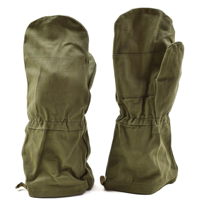 Ett par äkta franska armévantar i olivbomull designade för slitstarka vinterarbetskläder och tuffa förhållanden.