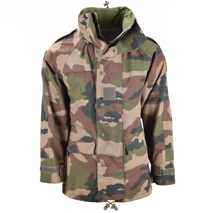 Äkta fransk armé vattentät trilaminat camo jacka med huva, stormlock, flera fickor och justerbar passform.