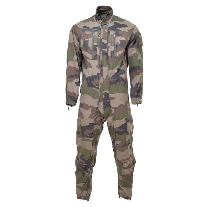 Äkta fransk militär CCE kamouflagemekanisk jumpsuit med rymlig passform, slitstark polycotton, förstärkta knän och armbågar.