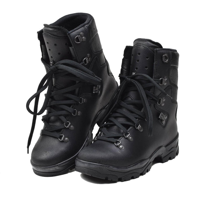 Ett par svarta äkta franska Military Felin ranger boots med Gore-Tex foder och slitstark dragsula.