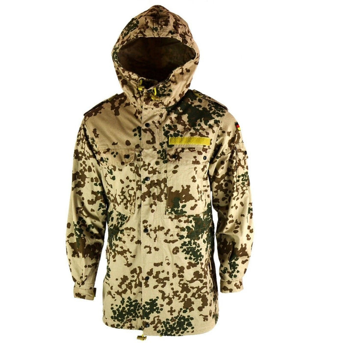 Tysk armé fältjacka parkas med ökenflecktarn kamouflage, huvdesign och flera fickor för användbarhet.