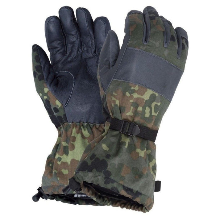 Tysk armé flecktarn camo vinterhandskar med lädergrepp och förstärkta knogar för hållbarhet och skydd.