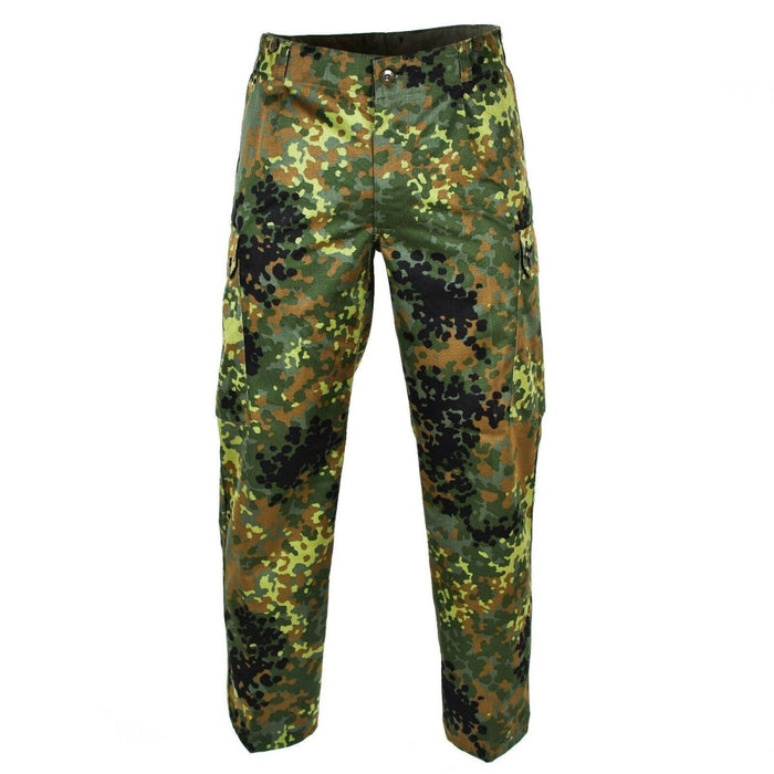 Äkta German Army Flecktarn camo fältbyxa med cargofickor och slitstarkt tyg för militärt bruk.