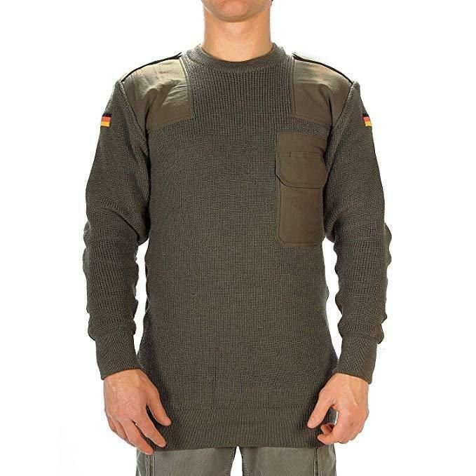 Tysk armégrön tröja i olivull med förstärkta lappar, bröstficka och tysk flagga på ärmarna.