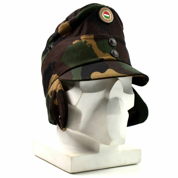Ungersk camo militär vintermössa med nackklaff och nationell flaggmärke på framsidan visas på vit mannekänghuvud