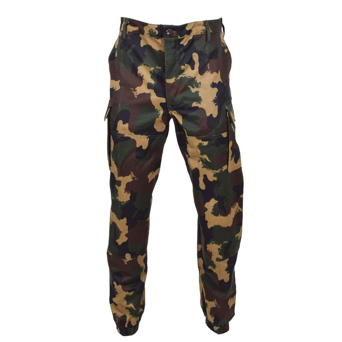 Äkta Hungarian Military M1990 woodland camo field byxor med förstärkta knän och flera cargofickor.