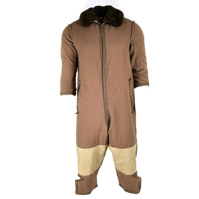 Äkta italiensk arméoverall lineroverall med dragkedja framtill, pälskrage, vadderade knän och slitstark militär jumpsuitdesign.