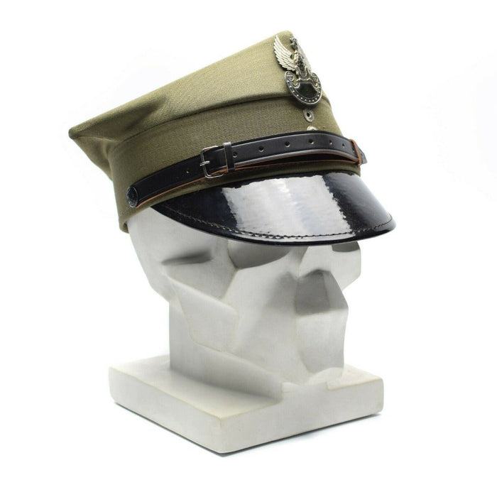 Äkta polsk militär keps i oliv med örnbeteckningar och justerbar hakrem, som symboliserar tradition och ära.