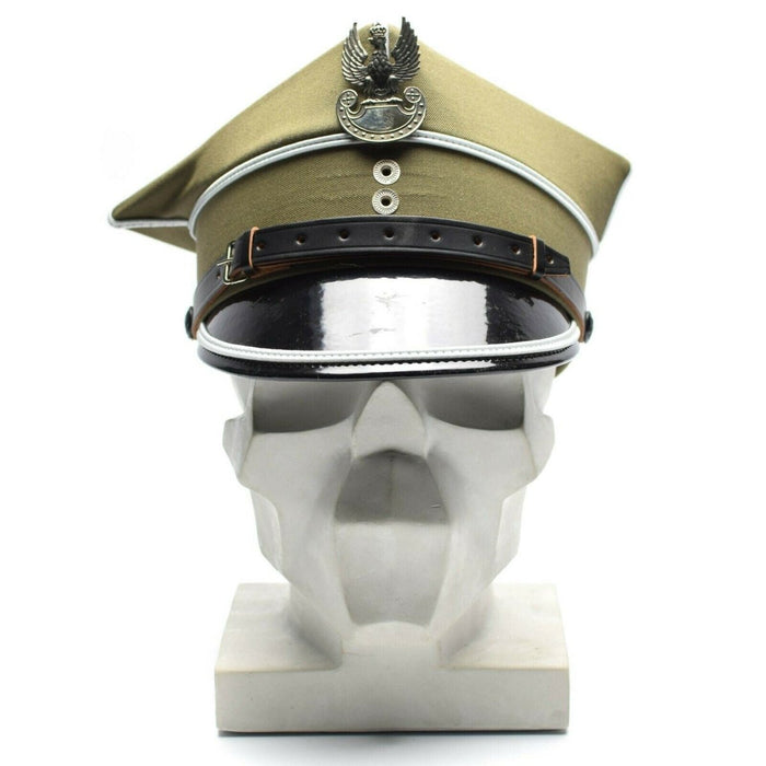 En äkta polsk militärofficermössa med örnkokartad och lädervisir uppsatt på vit mannekänghuvud.