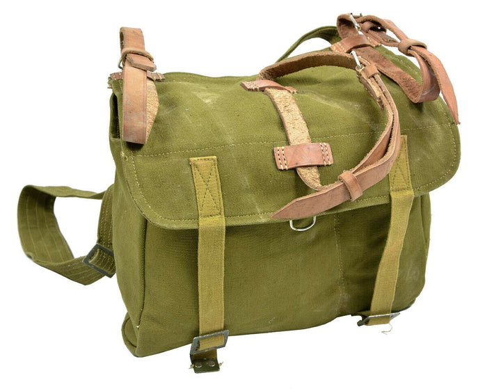 Äkta rumänsk armé brödpåse i oliv canvas med läderremmar, slitstark militäröverskottssäck för utomhusbruk.