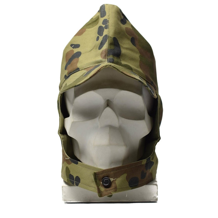 Rumänsk armé M93 leaf camo field cap med justerbar nackklaff för mångsidigt sol- och elementskydd.