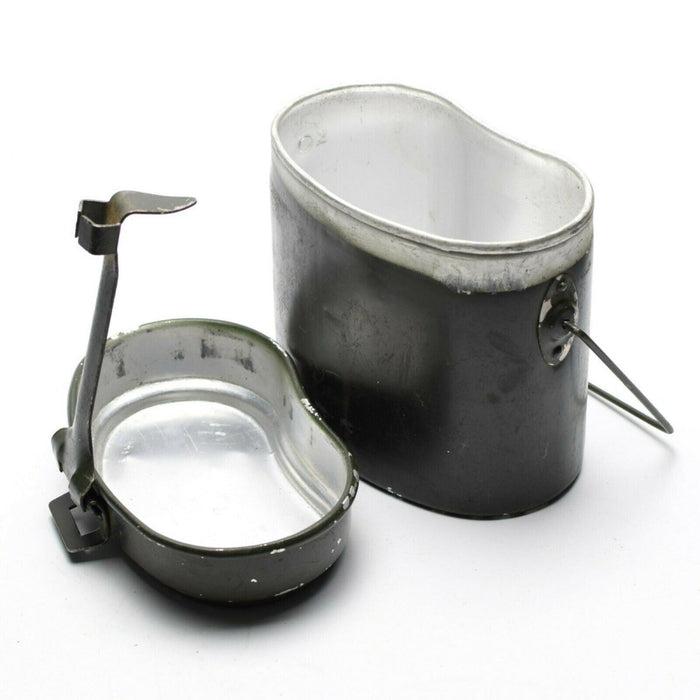 Original rumänska arméns messkit i aluminium med vikbara handtag, perfekt för camping och utomhusbruk.