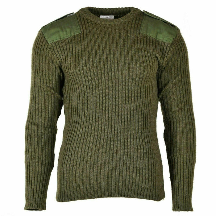British Army olivgrön ulltröja med förstärkta axlar och armbågar, ribbstickad krage, muddar och midjeband.