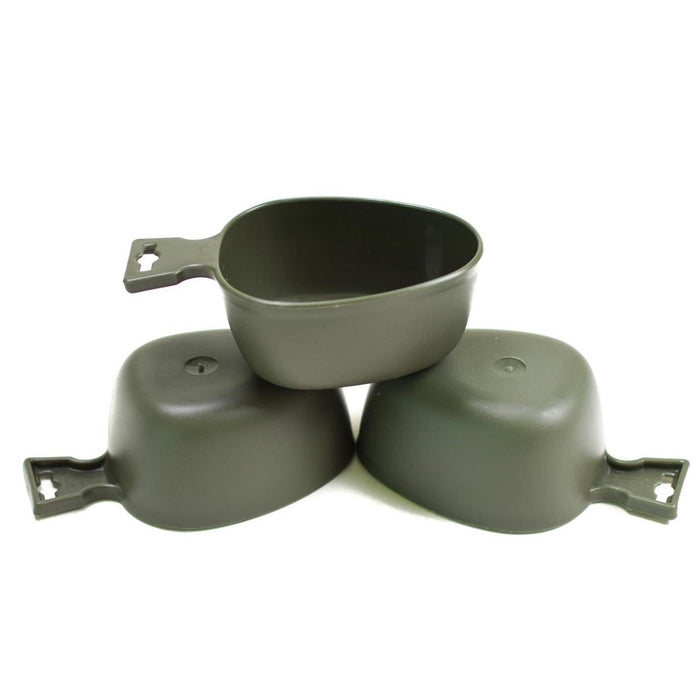 Tre äkta svenska arméplastmuggar staplade, designade för hållbar utomhusbruk och varma drycker.