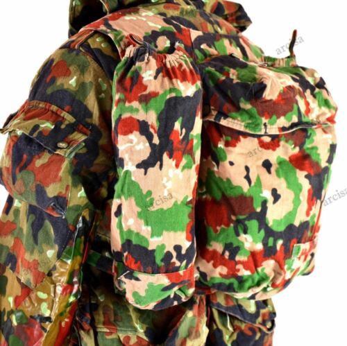 Vintage schweizisk armé Alpenflage camo sniper ryggsäck designad för hållbarhet och utomhusäventyr.