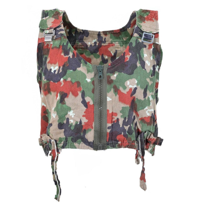 Äkta Swiss Army Combat TAZ 83 kamovästryggsäck i alpenflagemönster med justerbara remmar och militärklassad design.