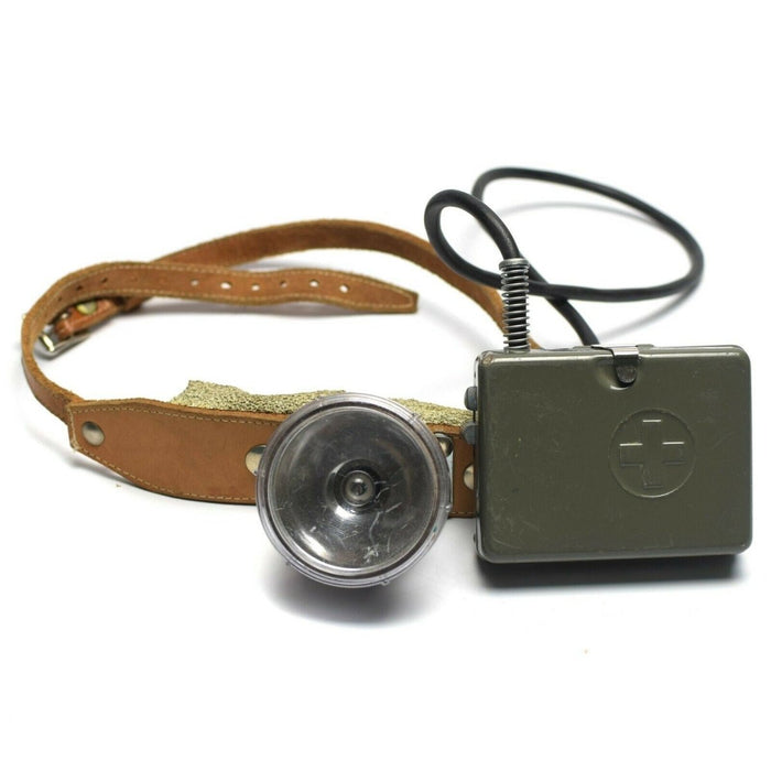 Vintage schweizisk armé militär pannlampa med läderrem och metall ficklampa box från kalla kriget eran Schweiz