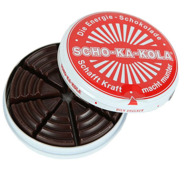 Öppen burk tysk SCHO-KA-KOLA mörk choklad med koffein och kolanöt, formad i triangulära segment