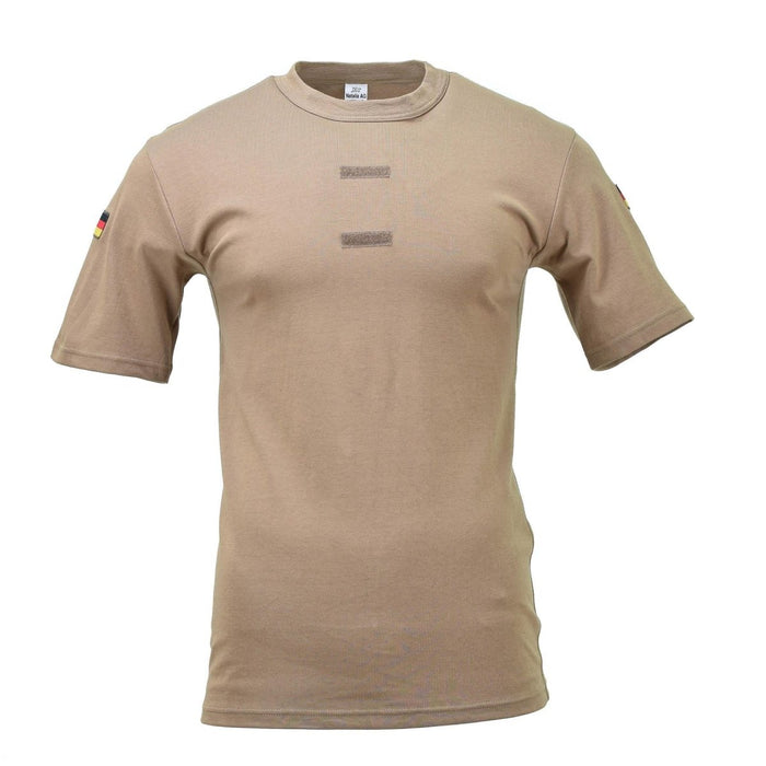 Kaki tysk militär kortärmad skjorta med tropiska axelflaggor med krok och ögla på bröstet, andningsbar och lätt design.