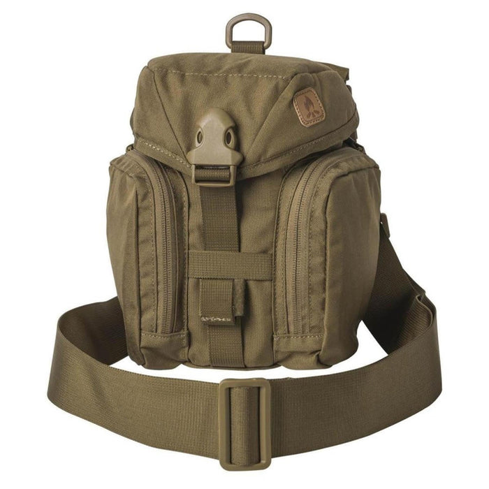 Helikon-Tex Essential Kit-väska i oliv cordura med MOLLE-öglor, justerbar rem och flera fack med blixtlås.