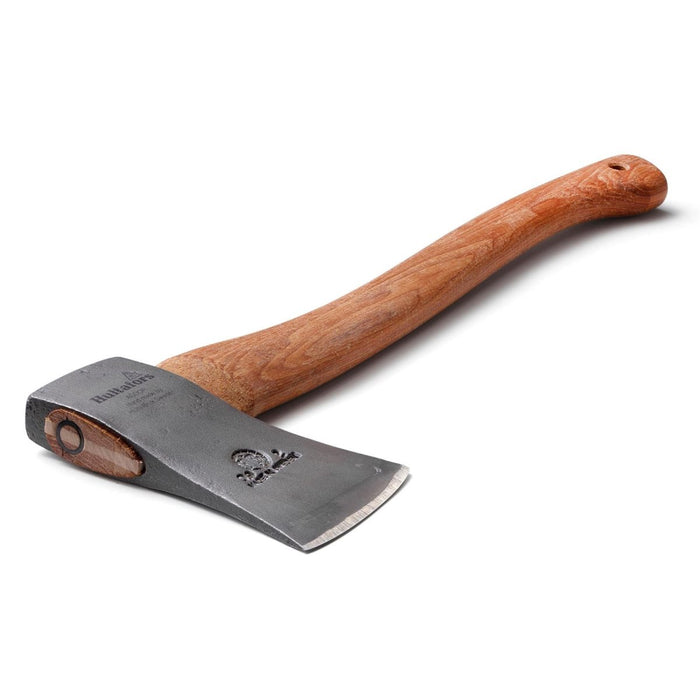 HULTAFORS H009SV handsmidd yxa av kolstål med lätt böjt hickoryträhandtag på vit bakgrund