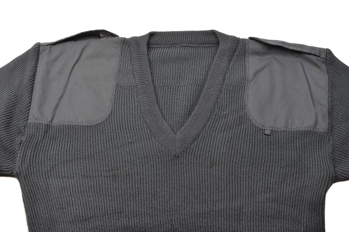 Italiensk militär pullover grå ullkommando v-ringning tröja förstärkta armbågar