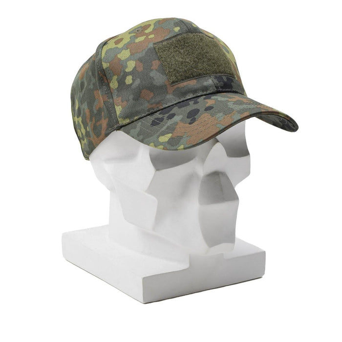 Militär flecktarn camouflage baseballkeps med spetsad visir och justerbar rem på ett vitt skyltdockahuvud.