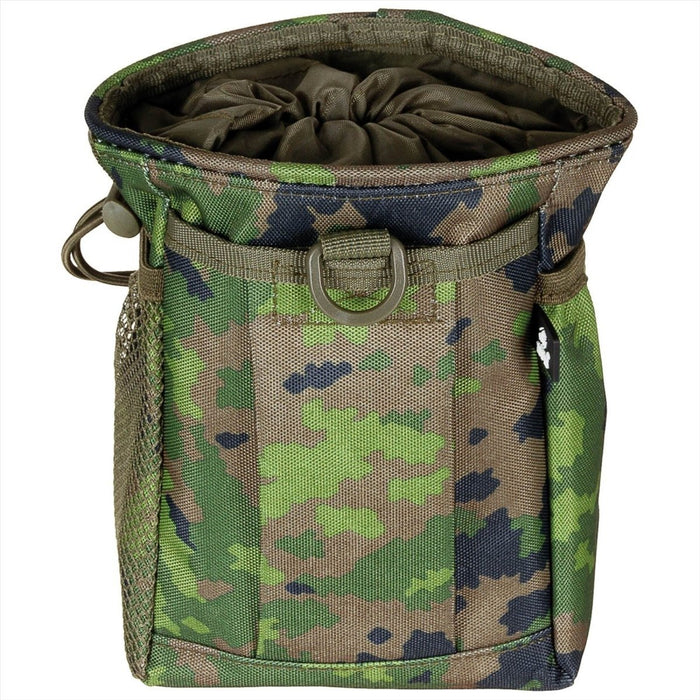MFH dumppåse i finsk M05 camo med bred dragsko, MOLLE-fäste och sidoficka i mesh för taktisk utrustning