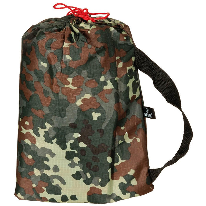MFH vattentät presenningsskydd i tyskt Flecktarn-kamouflage med dragsko och svart bärhandtag