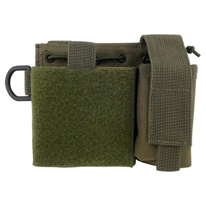 Olivgrön MIL-TEC administratörsväska med MOLLE-tillbehör för att säkert bära ficklampa, penna och anteckningsbok.