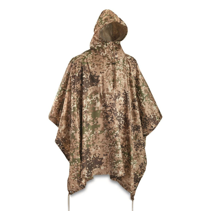 Mil-Tec vattentät kamouflageponcho med huva, lätt ripstop-tyg, knäppning framtill och snoddshål för utomhusbruk.