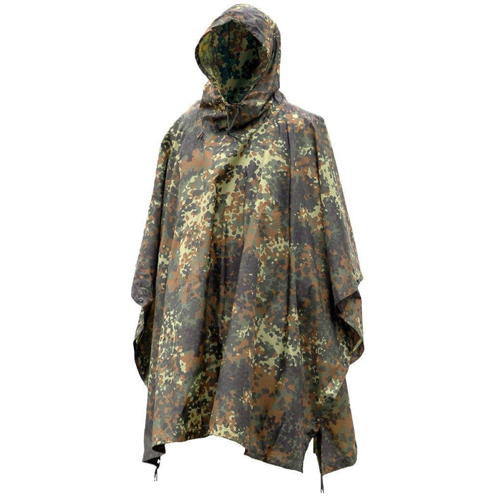 Mil-Tec poncho i militärstil i Flecktarn camo, lätt, vattentät, med huva och öglor för skyddsbruk.