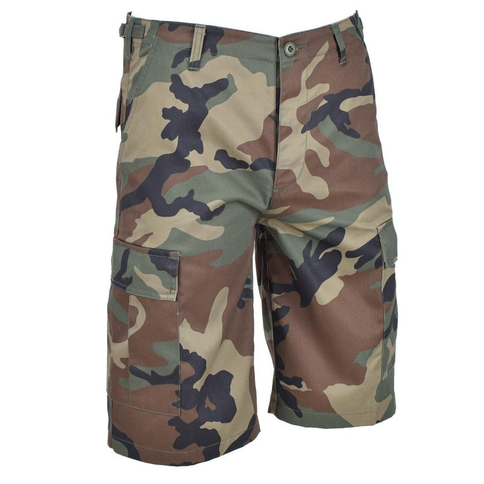 Mil-Tec militärstil skogskamouflage Bermuda cargoshorts med flera fickor och slitstarkt tyg för utomhusbruk